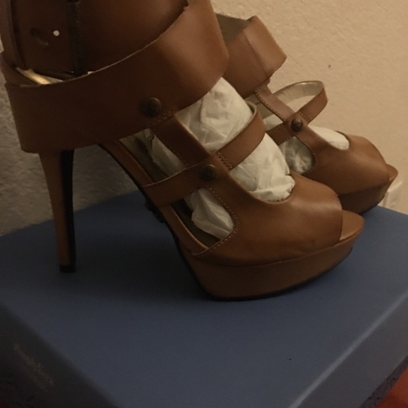 VERA WANG STRAPPY HEELS - Picture 4 of 4